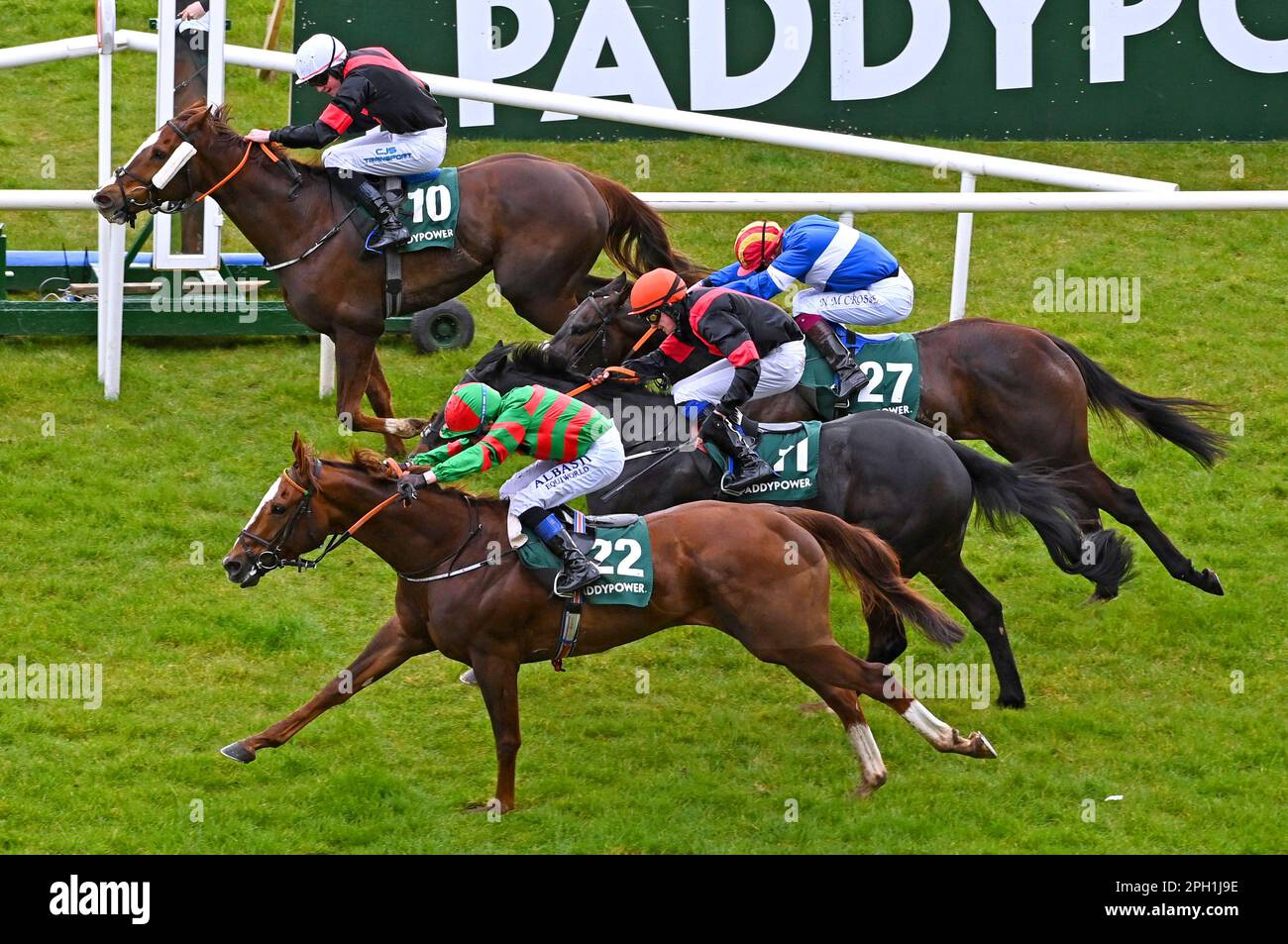 Lattam guidato dal jockey Chris Hayes (fondale, verde e rosso sete) vince il Paddy Power Irish Lincolnshire all'ippodromo di Curragh, County Kildare. Data immagine: Sabato 25 marzo 2023. Foto Stock