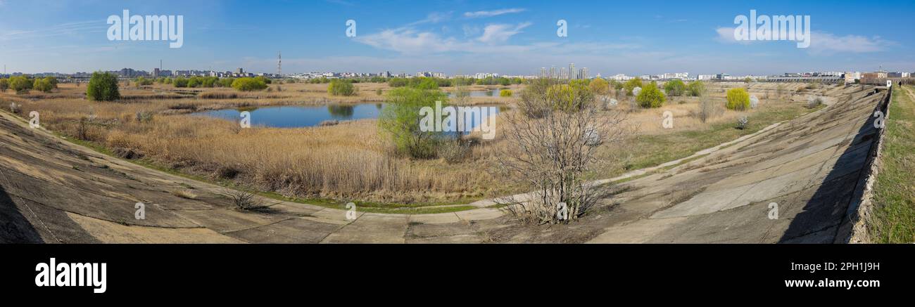 Immagine panoramica con il Parco Naturale Vacaresti a Bucarest, Romania. Foto Stock