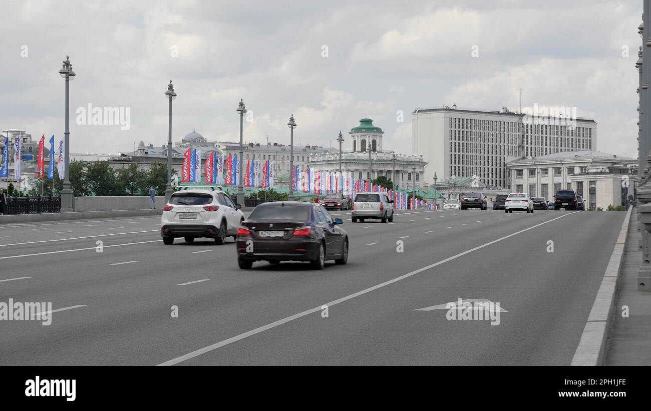 MOSCA, RUSSIA - 22 MAGGIO 2022: La casa di Pashkov a Mosca e le auto si dirigono lungo la strada. Foto Stock
