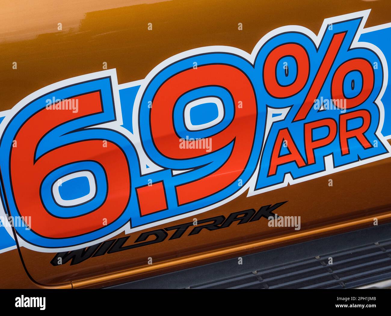 Perché pagare di più, sei. Tasso di interesse del nove per cento sui prestiti di automobile, Hartwell Ford, Reading, Berkshire, Inghilterra, REGNO UNITO, GB. Foto Stock