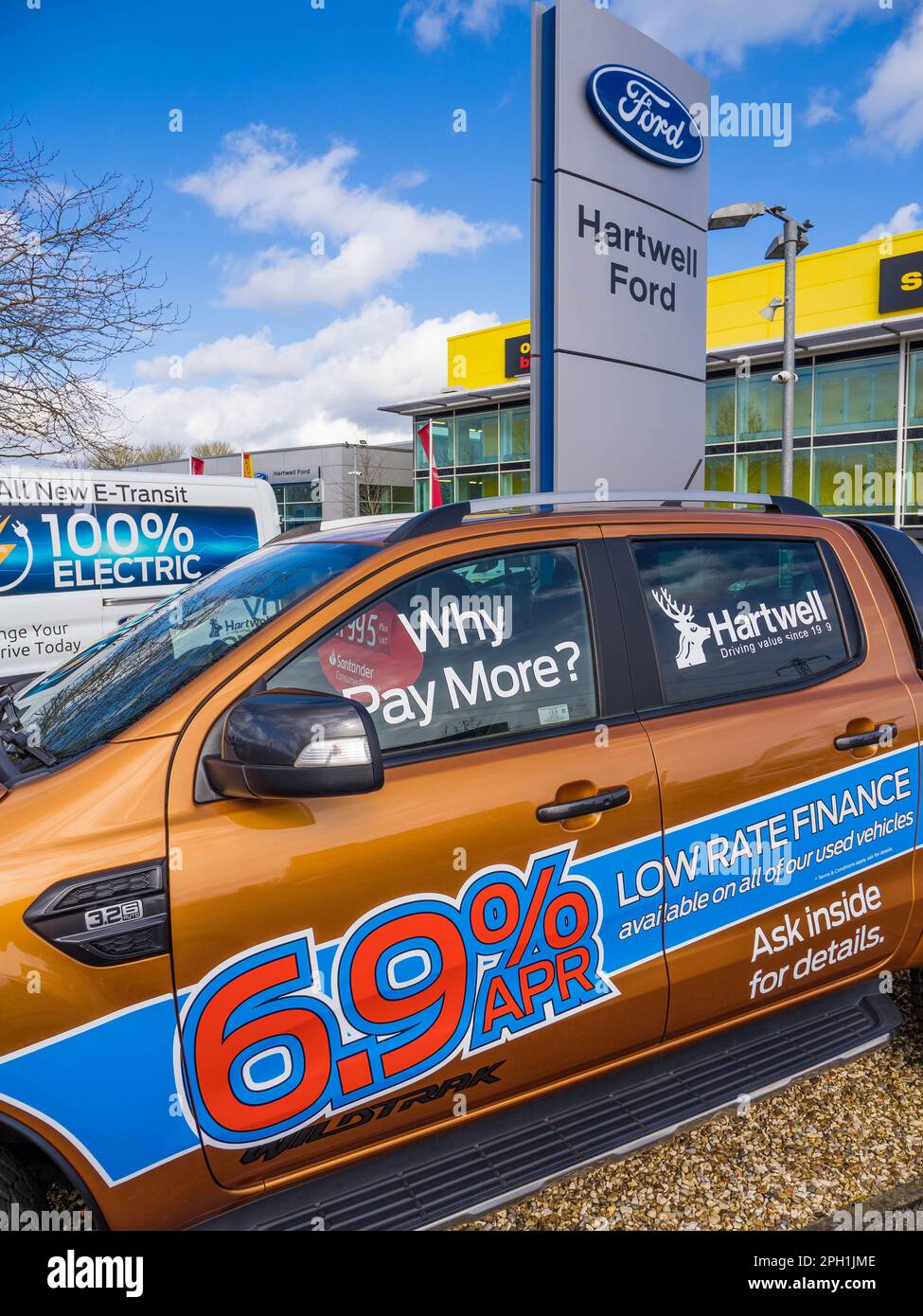 Perché pagare di più, sei. Tasso di interesse del nove per cento sui prestiti di automobile, Hartwell Ford, Reading, Berkshire, Inghilterra, REGNO UNITO, GB. Foto Stock