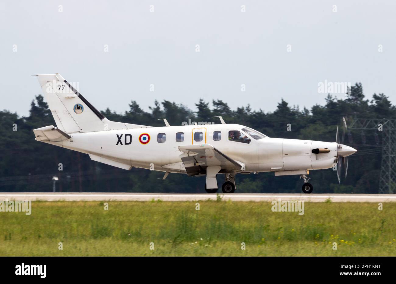Aeronautica militare francese SOCATA TBM 700 velivolo di servizio monomotore turboelica in arrivo all'aeroporto di Berlino-Schonefeld. Berlino, Germania - 2 giugno 2016 Foto Stock