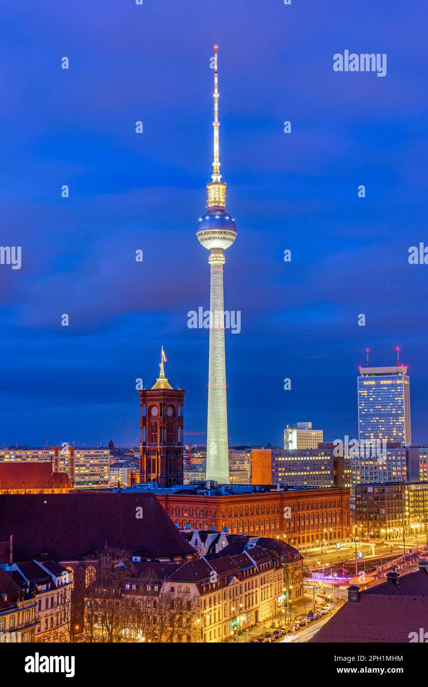 La famosa torre della televisione nel centro di Berlino di notte Foto Stock