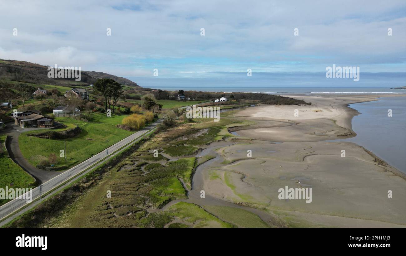 Una vista drone della spiaggia di Poppit Sands sotto un cielo nuvoloso blu nel Galles Foto Stock