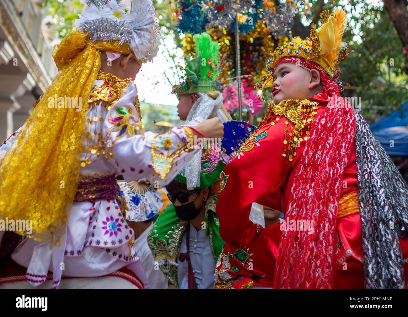 I giovani ragazzi Shan di etnia soprannominata Sang Long vestiti con costumi colorati vengono portati durante una sfilata di processione come parte del festival POY Sang Long, una celebrazione di rito dell'ordinazione dei novizi buddisti al Tempio di Wat Ku Tao. POY Sang Long è una cerimonia di ordinazione dei novizi buddisti tra il popolo Shan chiamato anche tribale Tai Yai in Myanmar e nella parte settentrionale della Thailandia, ma a differenza di qualsiasi altra cerimonia del suo tipo nel paese. I ragazzi di età compresa tra i sette e i 14 anni, noti come "figli di Cristallo", saranno ordinati novizi per imparare le dottrine buddiste per guadagnare meriti ai loro genitori e alle loro famiglie. (PH Foto Stock