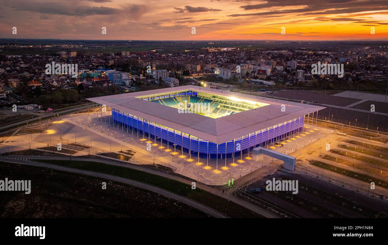 Foto aerea scattata il 25 marzo 2023 mostra illuminato il nuovo stadio della squadra di calcio croata NK Osijek, a Osijek, Croazia. Foto: Davor Javorovic/PIXSELL Foto Stock