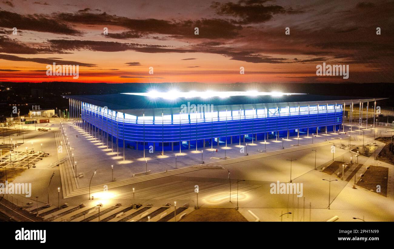 Foto aerea scattata il 25 marzo 2023 mostra illuminato il nuovo stadio della squadra di calcio croata NK Osijek, a Osijek, Croazia. Foto: Davor Javorovic/PIXSELL Foto Stock