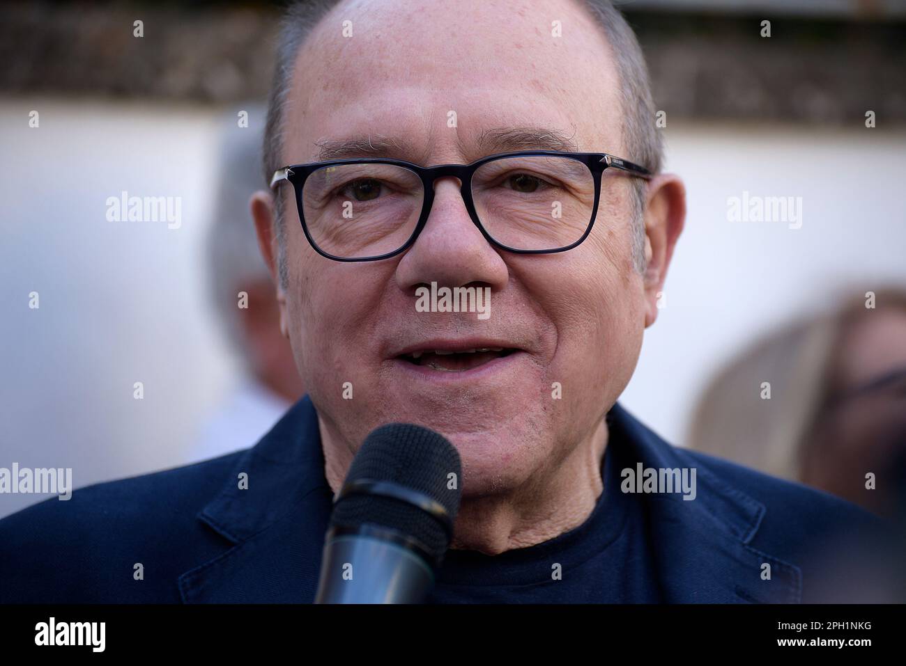 Roma, Italia. 25th Mar, 2023. Il regista e attore Carlo Verdone parla durante la cerimonia di presentazione della targa in onore dell'attore Mario Brega, il giorno in cui avrebbe compiuto 100 anni. Credit: Vincenzo Nuzzolese/Alamy Live News Foto Stock