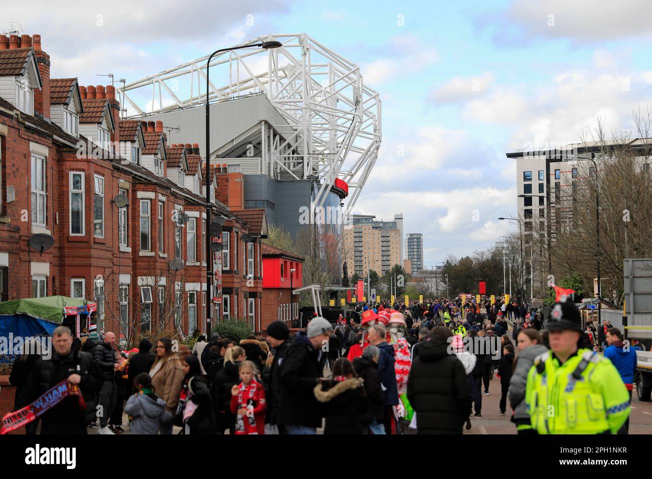 I fan si riuniscono su Sir Matt Busby Way davanti alla partita della Super League femminile di fa Manchester United Women vs West Ham United Women a Old Trafford, Manchester, Regno Unito, 25th marzo 2023 (Photo by Conor Molloy/News Images) Foto Stock