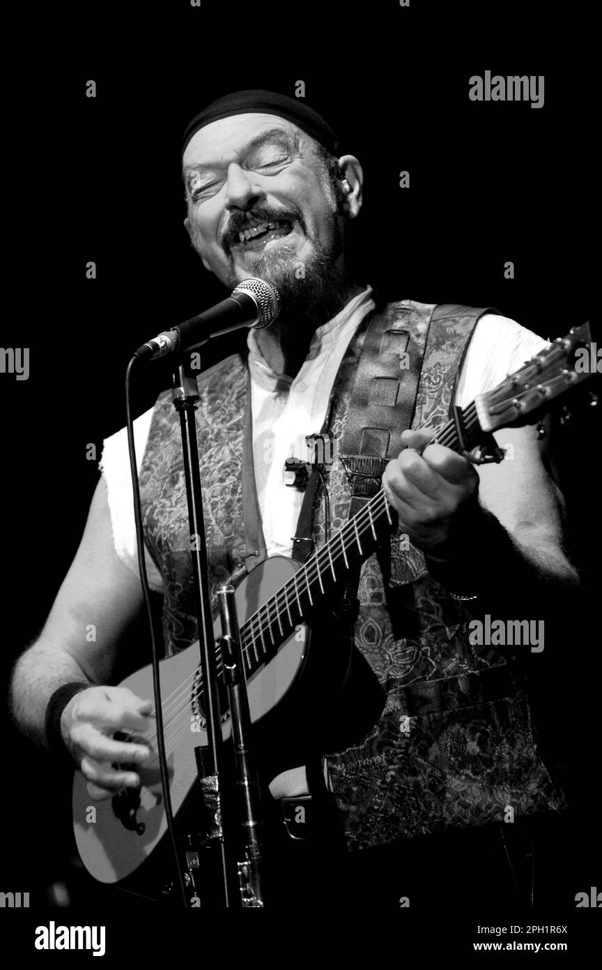 Milano Italia 10/05/2004: Ian Anderson , concerto dal vivo di Jethro Tull al Teatro Nazionale Foto Stock