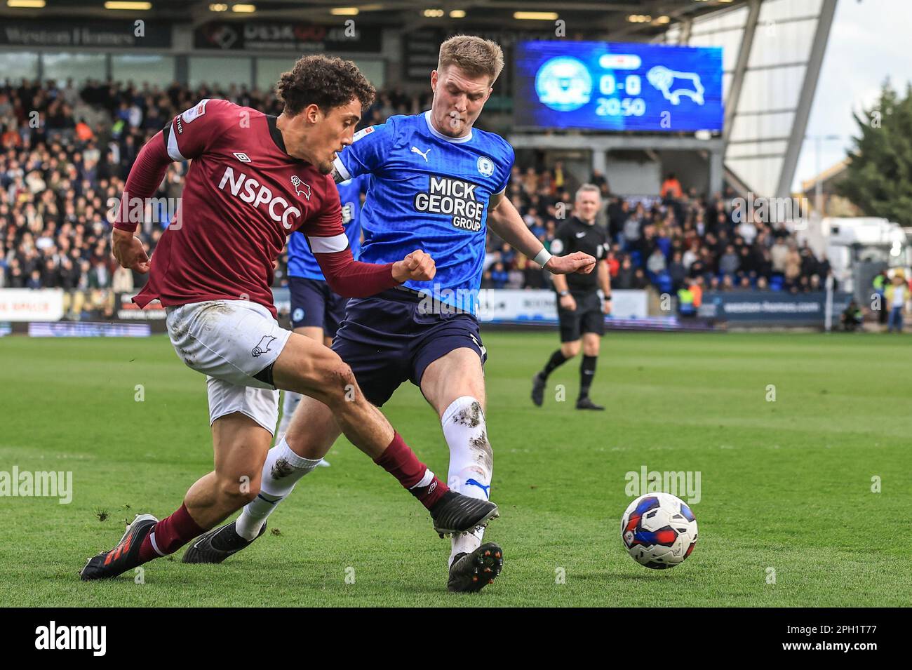 Peterborough, Regno Unito. 25th Mar, 2023. Haydon Roberts #15 di Derby County attraversa la palla sotto pressione da Josh Knight #5 di Peterborough United durante la partita della Sky Bet League 1 Peterborough vs Derby County al Weston Homes Stadium, Peterborough, Regno Unito, 25th marzo 2023 (Foto di Mark Cosgrove/News Images) a Peterborough, Regno Unito il 3/25/2023. (Foto di Mark Cosgrove/News Images/Sipa USA) Credit: Sipa USA/Alamy Live News Foto Stock