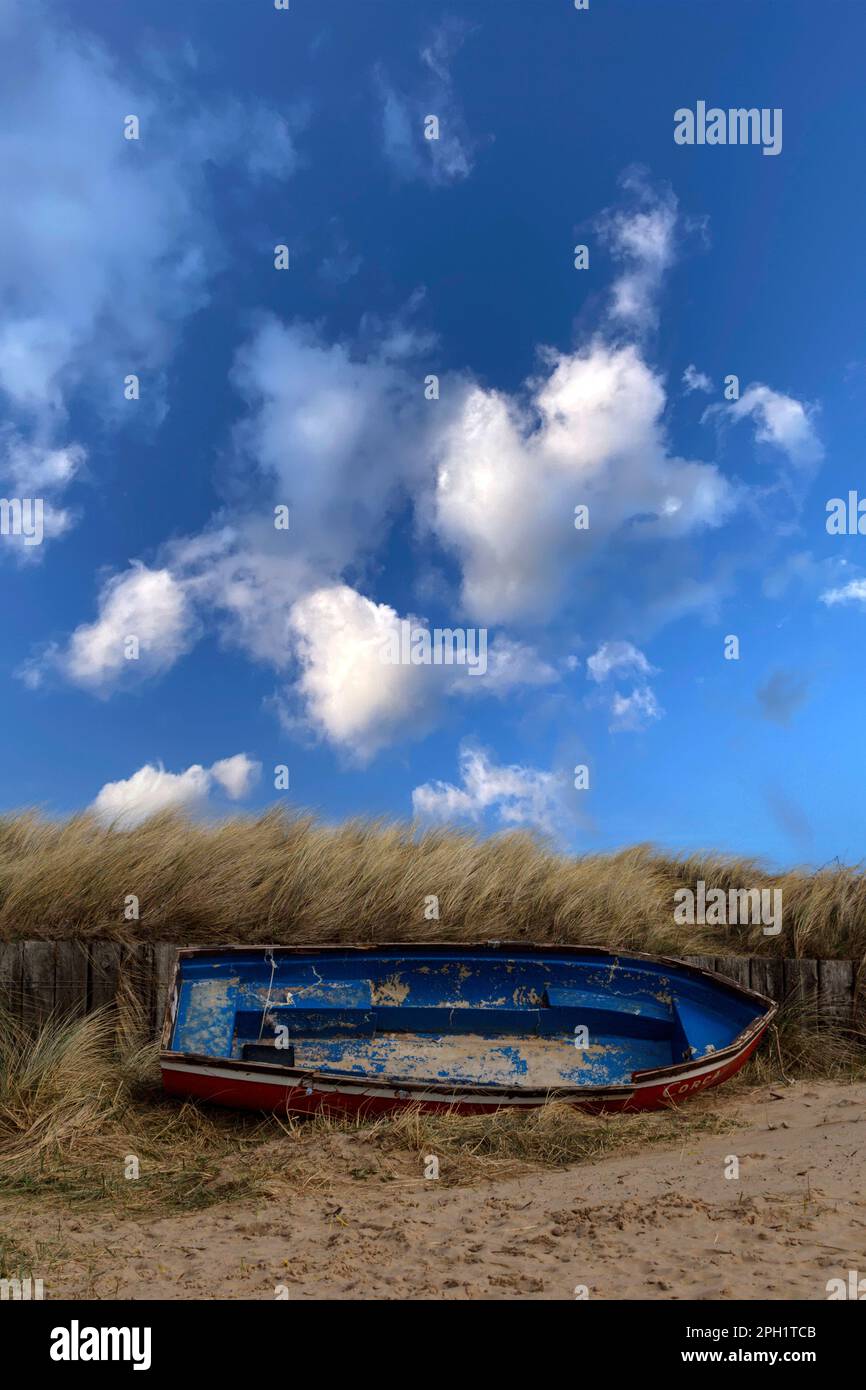 Piccola barca sulla spiaggia di Ainsdale, Merseyside. Foto Stock