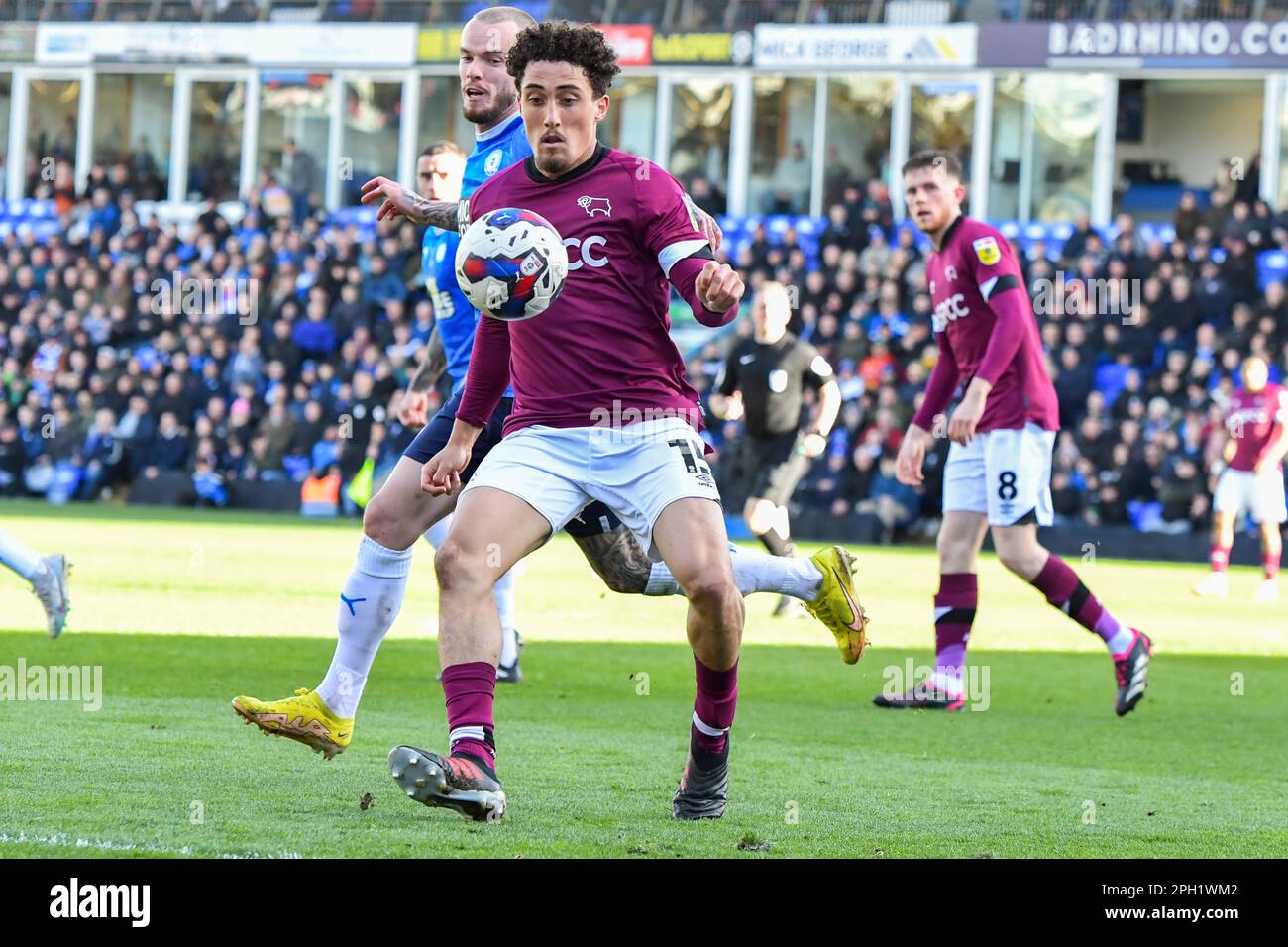 Peterborough, Regno Unito. 25th marzo, 2023. Haydon Roberts (15 Derby) controlla la palla durante la partita della Sky Bet League 1 tra Peterborough e Derby County a London Road, Peterborough sabato 25th marzo 2023. (Foto: Kevin Hodgson | NOTIZIE MI) Credit: NOTIZIE MI & Sport /Alamy Live News Foto Stock