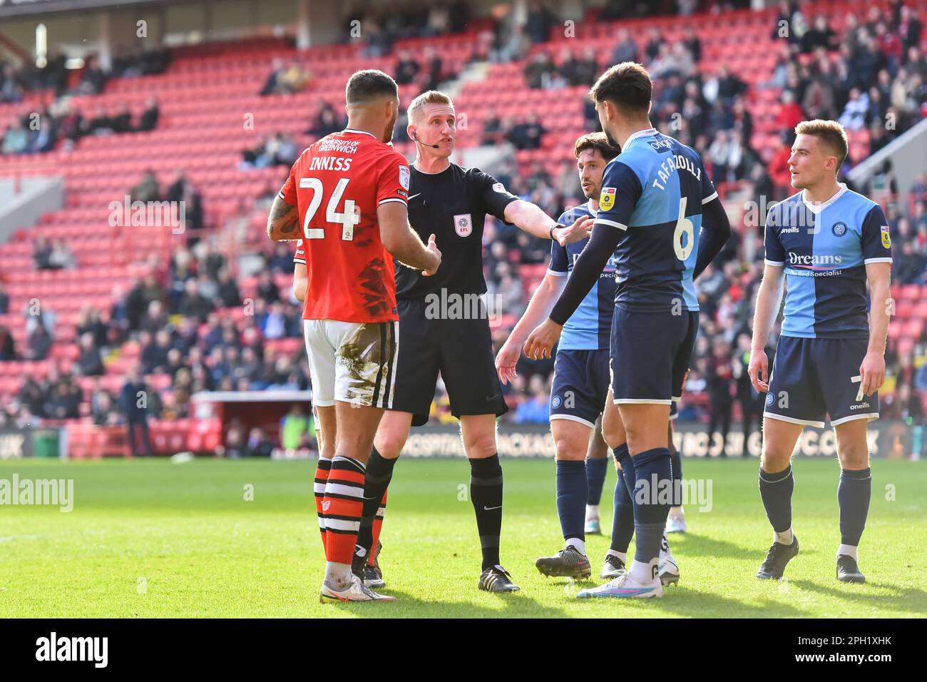 Londra sabato 25th marzo 2023. Ryan Inniss di Charlton e Ryan Tafazolli di Wycombe in discussione con l'arbitro Scott Oldham durante la partita della Sky Bet League 1 tra Charlton Athletic e Wycombe Wanderers a The Valley, Londra sabato 25th marzo 2023. (Foto: Ivan Yordanov | NOTIZIE MI) Credit: NOTIZIE MI & Sport /Alamy Live News Foto Stock