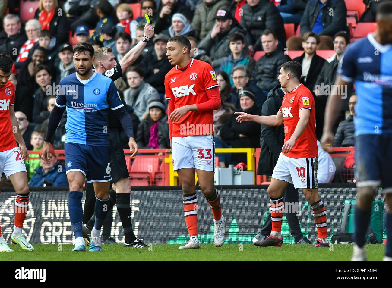 Londra sabato 25th marzo 2023. Albie Morgan di Charlton è mostrato un cartellino giallo dall'arbitro Scott Oldham durante la partita della Sky Bet League 1 tra Charlton Athletic e Wycombe Wanderers a The Valley, Londra sabato 25th marzo 2023. (Foto: Ivan Yordanov | NOTIZIE MI) Credit: NOTIZIE MI & Sport /Alamy Live News Foto Stock