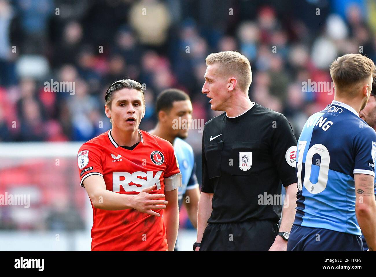 Londra sabato 25th marzo 2023. George Dobson di Charlton in discussione con l'arbitro Scott Oldham durante la partita della Sky Bet League 1 tra Charlton Athletic e Wycombe Wanderers a The Valley, Londra sabato 25th marzo 2023. (Foto: Ivan Yordanov | NOTIZIE MI) Credit: NOTIZIE MI & Sport /Alamy Live News Foto Stock