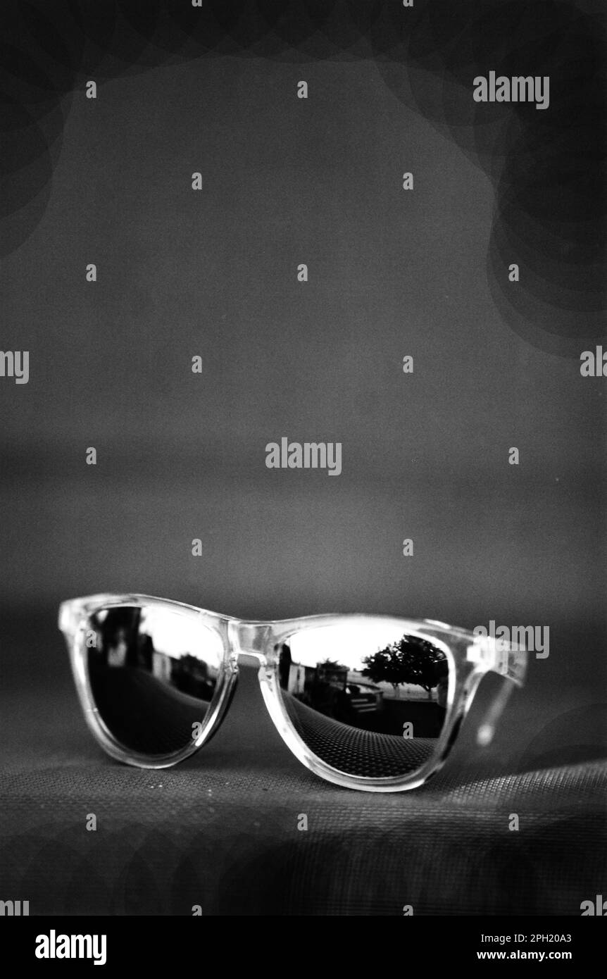 Un quartiere negli Stati Uniti si riflette in un paio di occhiali da sole. Foto Stock