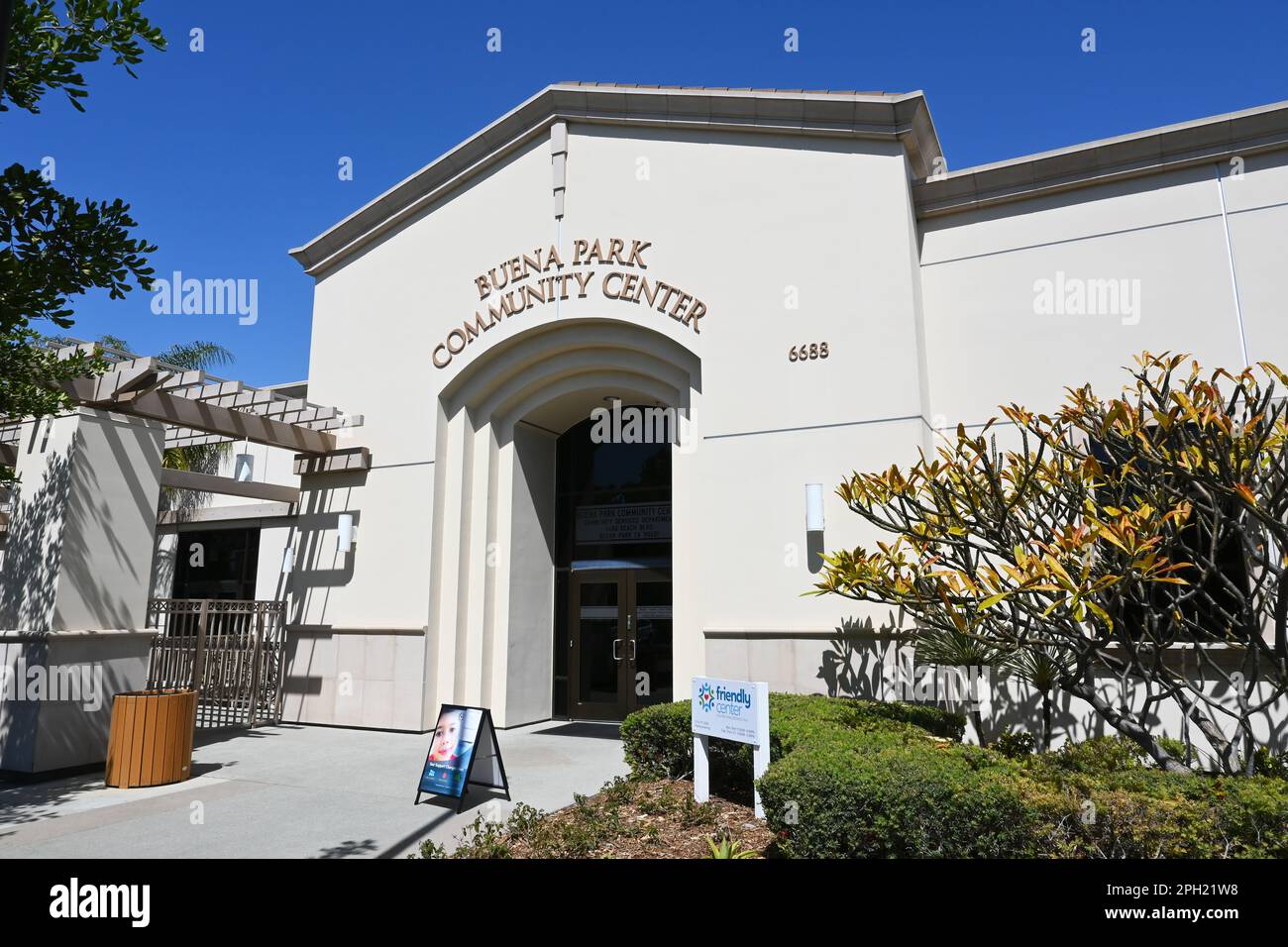 BUENA PARK, CALIFORNIA - 24 MAR 2023: Il Buena Park Community Center offre un'ampia varietà di attività ricreative: Sport, attività culturali e prog senior Foto Stock