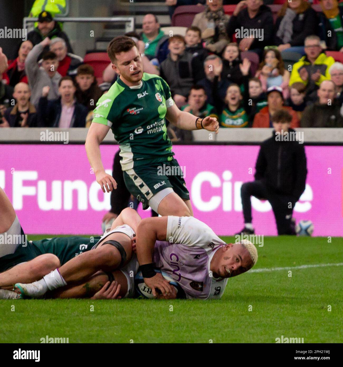 Brentford il sabato 25th marzo 2023. Juarno Augustus di Northampton segna i punteggi durante la partita della Gallagher Premiership tra London Irish e Northampton Saints al GTECH Community Stadium di Brentford sabato 25th marzo 2023. (Foto: Federico Guerra Maranesi | NOTIZIE MI) Credit: NOTIZIE MI & Sport /Alamy Live News Foto Stock