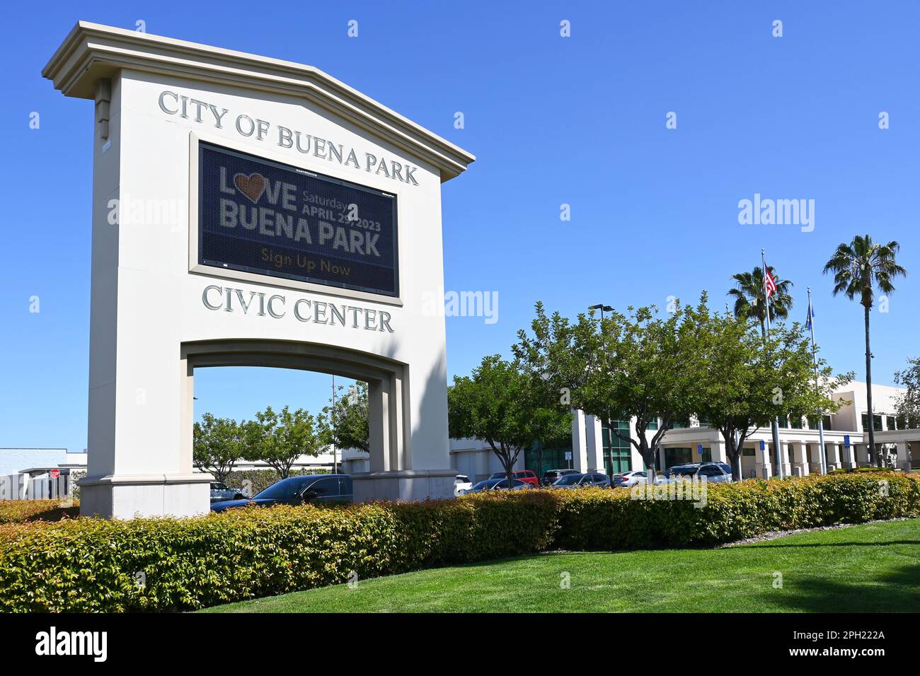 BUENA PARK, CALIFORNIA - 24 MAR 2023: Cartello elettronico City of Buena Park Civic Center all'ingresso di Beach Boulevard. Foto Stock