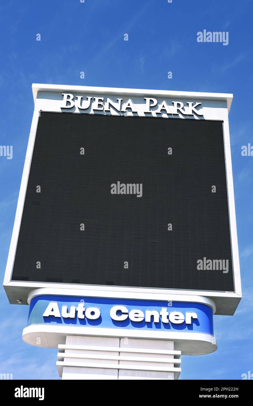BUENA PARK, CALIFORNIA - 24 MAR 2023: Chiusura del cartello elettronico presso il Buena Park Auto Center. Foto Stock