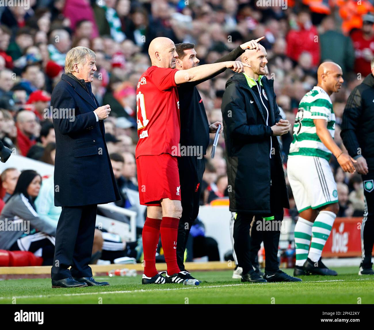 Anfield, Liverpool, Merseyside, Regno Unito. 25th Mar, 2023. Carity friendly Football, Liverpool Legends Versus Celtic; il manager delle leggende di Liverpool Sir Kenny Dalglish invia sul direttore aggiunto delle leggende di Liverpool Gary McAllister Credit: Action Plus Sports/Alamy Live News Foto Stock