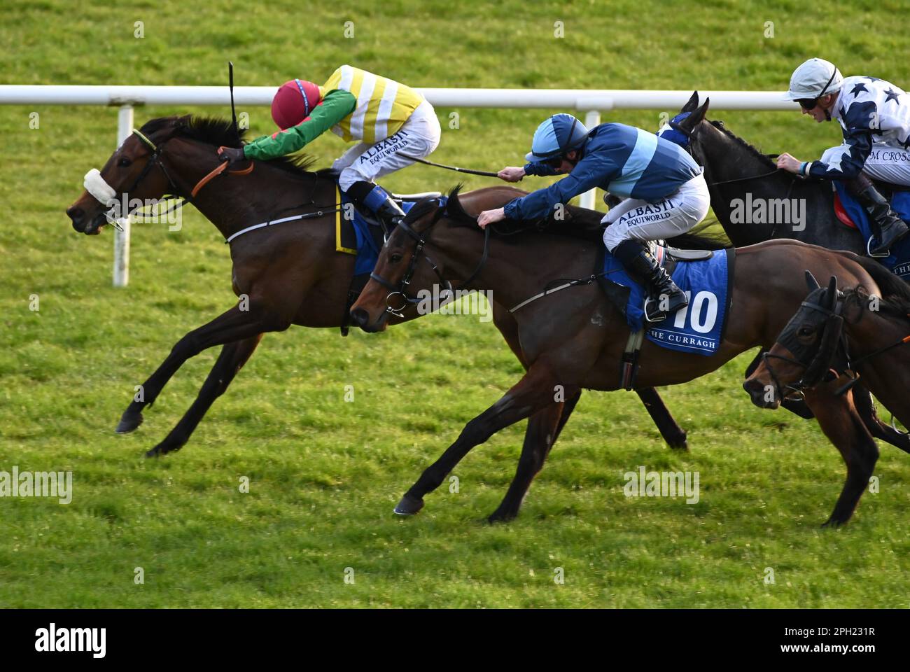 Queen's Pardon e Chris Hayes (a sinistra) tornano a casa per vincere la Live Music After Racing al McDonnells Bar Newbridge handicap al Curragh Racecourse, County Kildare. Data immagine: Sabato 25 marzo 2023. Foto Stock