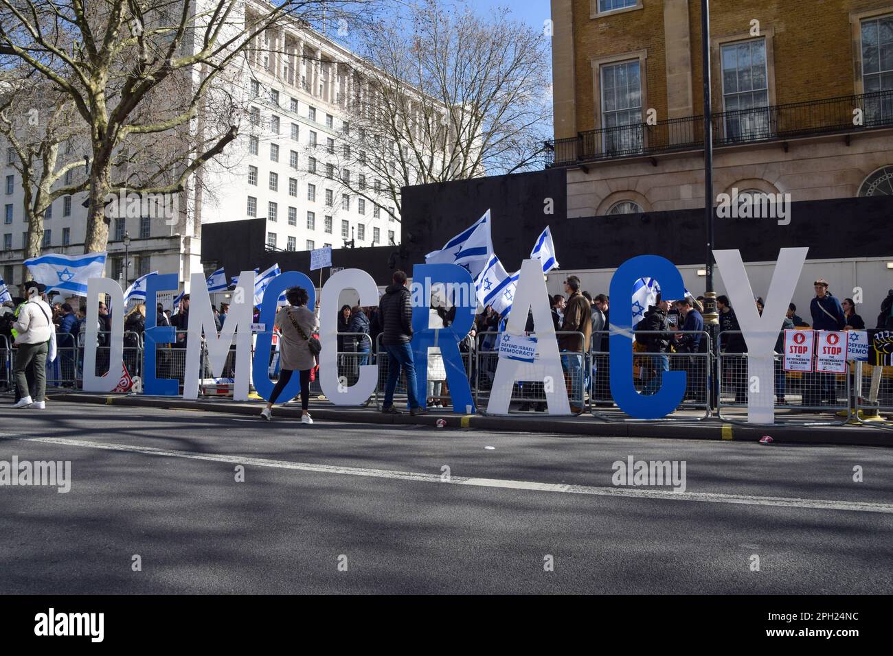 Londra, Regno Unito. 24th marzo 2023. Folle di israeliani ed ebrei britannici hanno organizzato una protesta contro Benjamin Netanyahu al di fuori di Downing Street mentre il primo ministro israeliano ha visitato il Regno Unito. Foto Stock