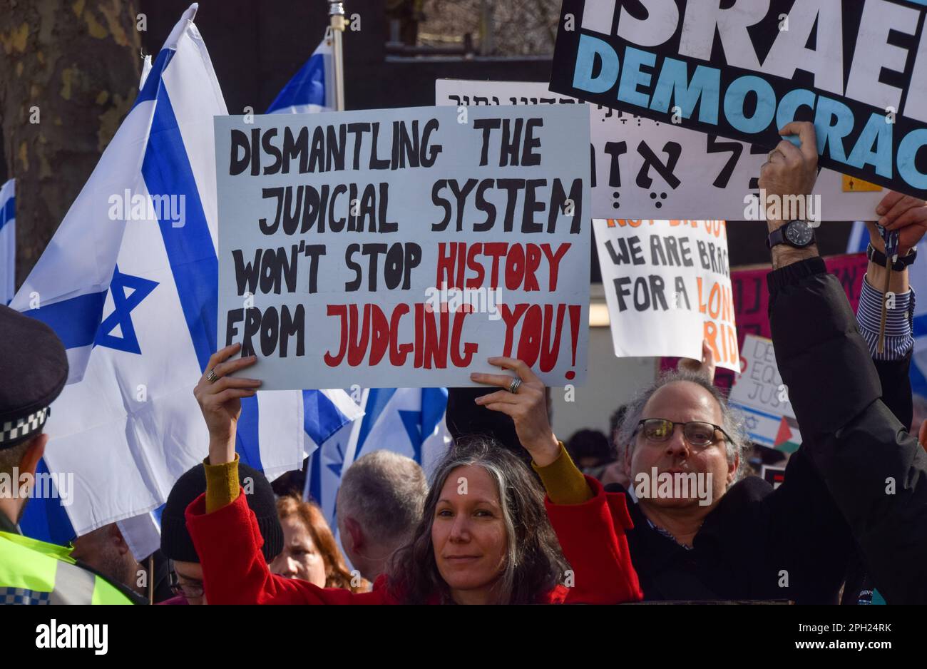 Londra, Regno Unito. 24th marzo 2023. Folle di israeliani ed ebrei britannici hanno organizzato una protesta contro Benjamin Netanyahu al di fuori di Downing Street mentre il primo ministro israeliano ha visitato il Regno Unito. Foto Stock