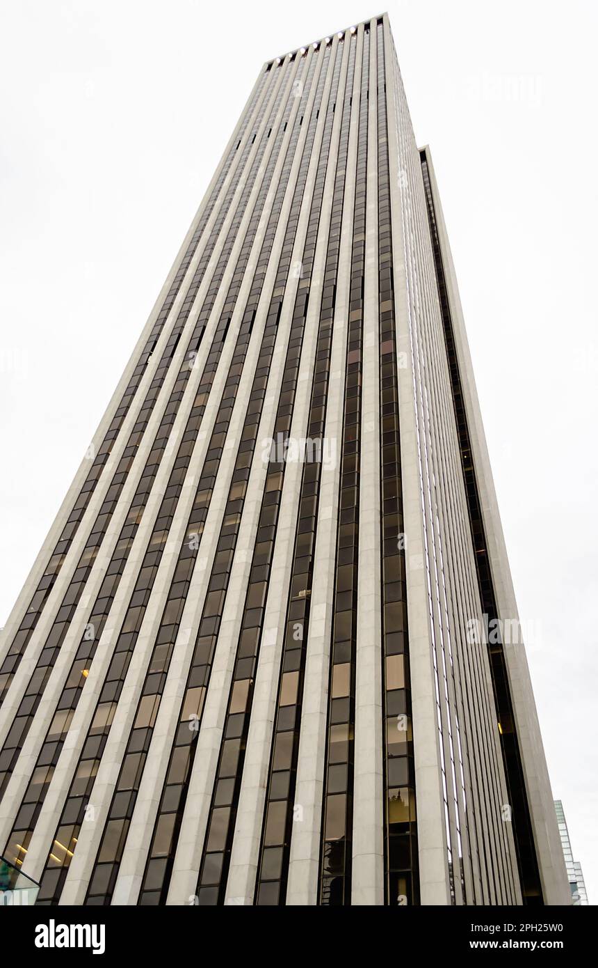 NEW YORK CITY - MAGGIO 25: The GM Building, una torre di uffici a 50 piani a Manhattan, New York City, USA, 25 Maggio 2013. Di fronte alla 5th Avenue in 59th Street, il Foto Stock