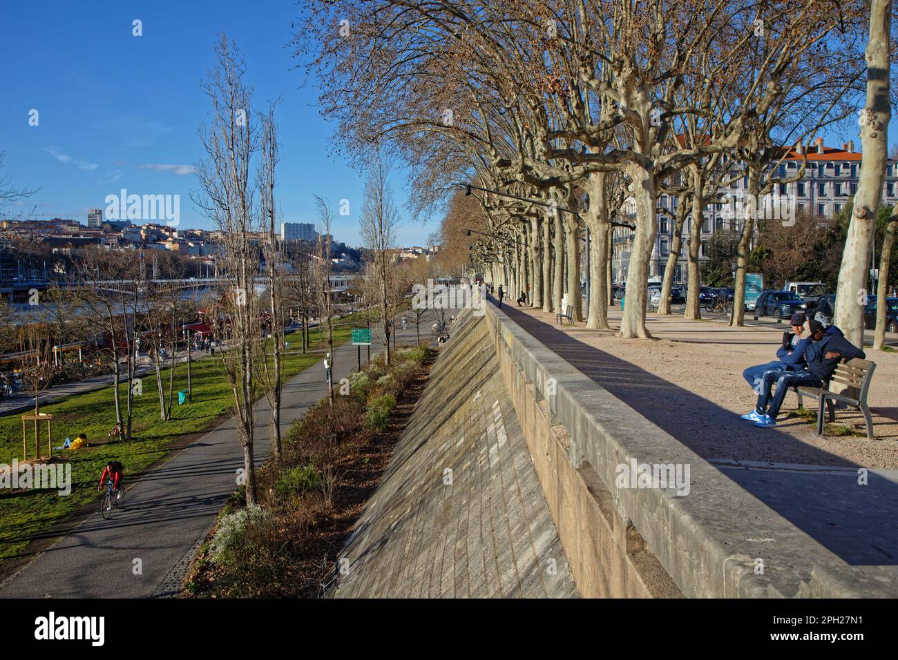 LIONE, FRANCIA, 12 marzo 2023 : i fiumi della città ospitano molti sentieri, piscine, posti a sedere, qui sulle rive del Rhône. Foto Stock