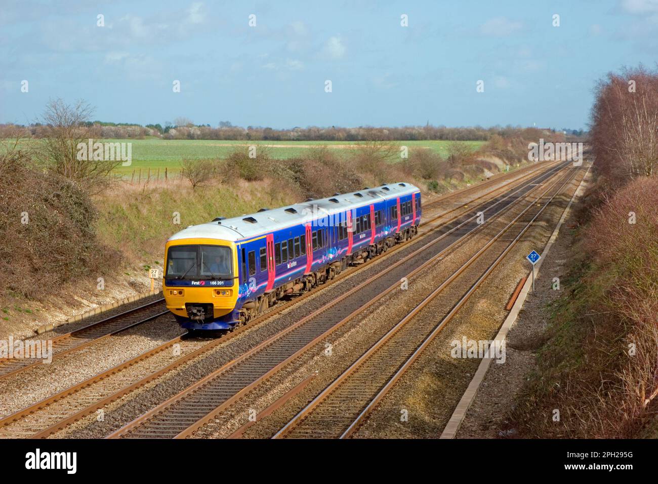 Un Turbo diesel classe 166 numero unità 166201 che lavora un primo servizio Capital Connect a Shottesbrook. 5th marzo 2007. Foto Stock