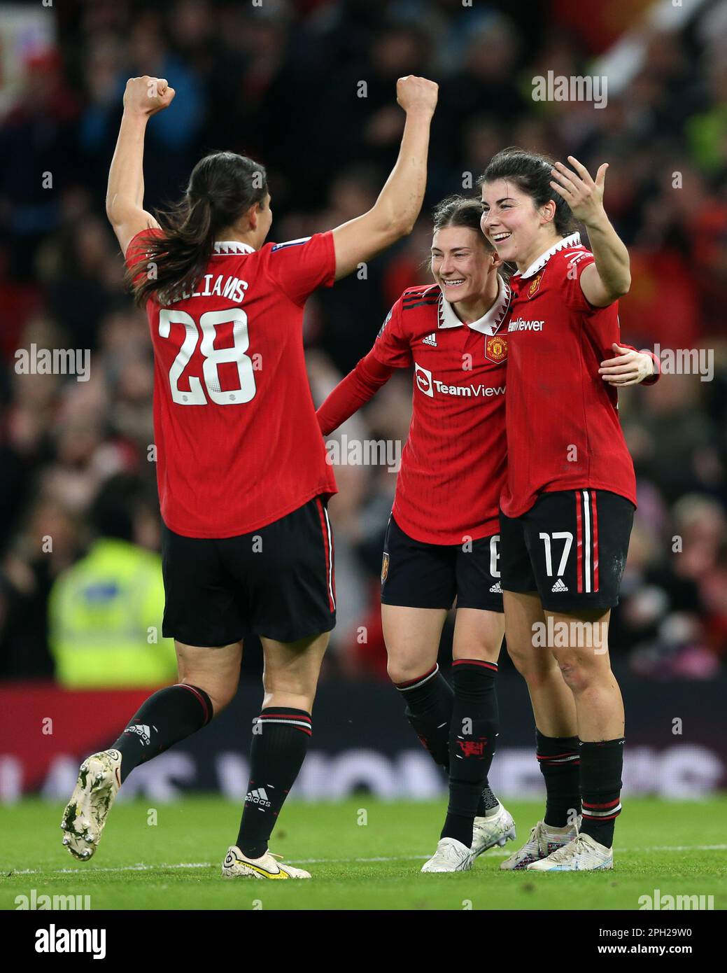 Lucia Garcia (a destra) del Manchester United celebra il quarto goal del gioco durante la partita della Super League femminile di Barclays a Old Trafford, Manchester. Data immagine: Sabato 25 marzo 2023. Foto Stock