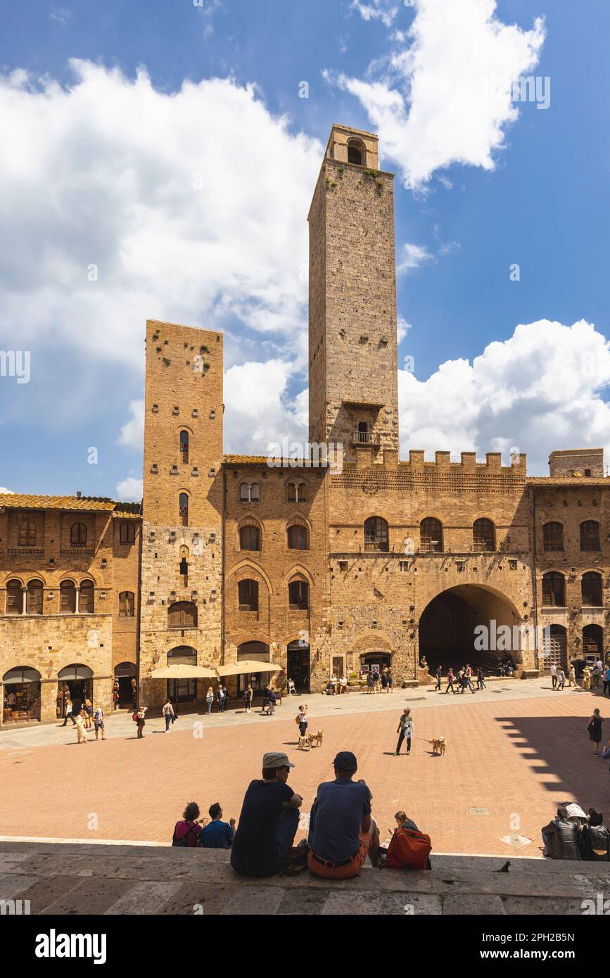 Piazza del Duomo, San Gimignano, Provincia di Siena, Toscana, Italia. San Gimignano è un sito patrimonio dell'umanità dell'UNESCO. Foto Stock