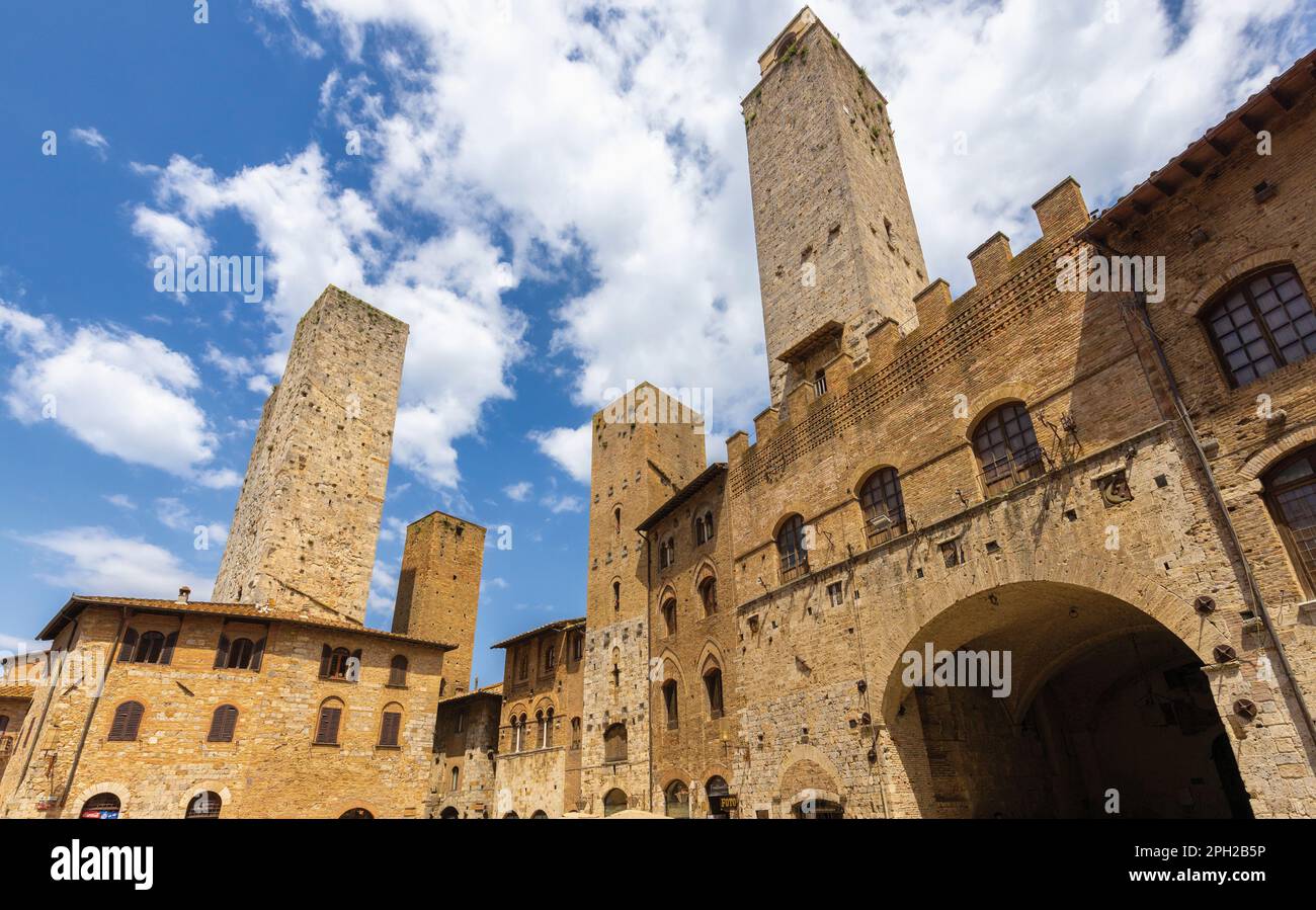 Piazza del Duomo, San Gimignano, Provincia di Siena, Toscana, Italia. San Gimignano è un sito patrimonio dell'umanità dell'UNESCO. Foto Stock