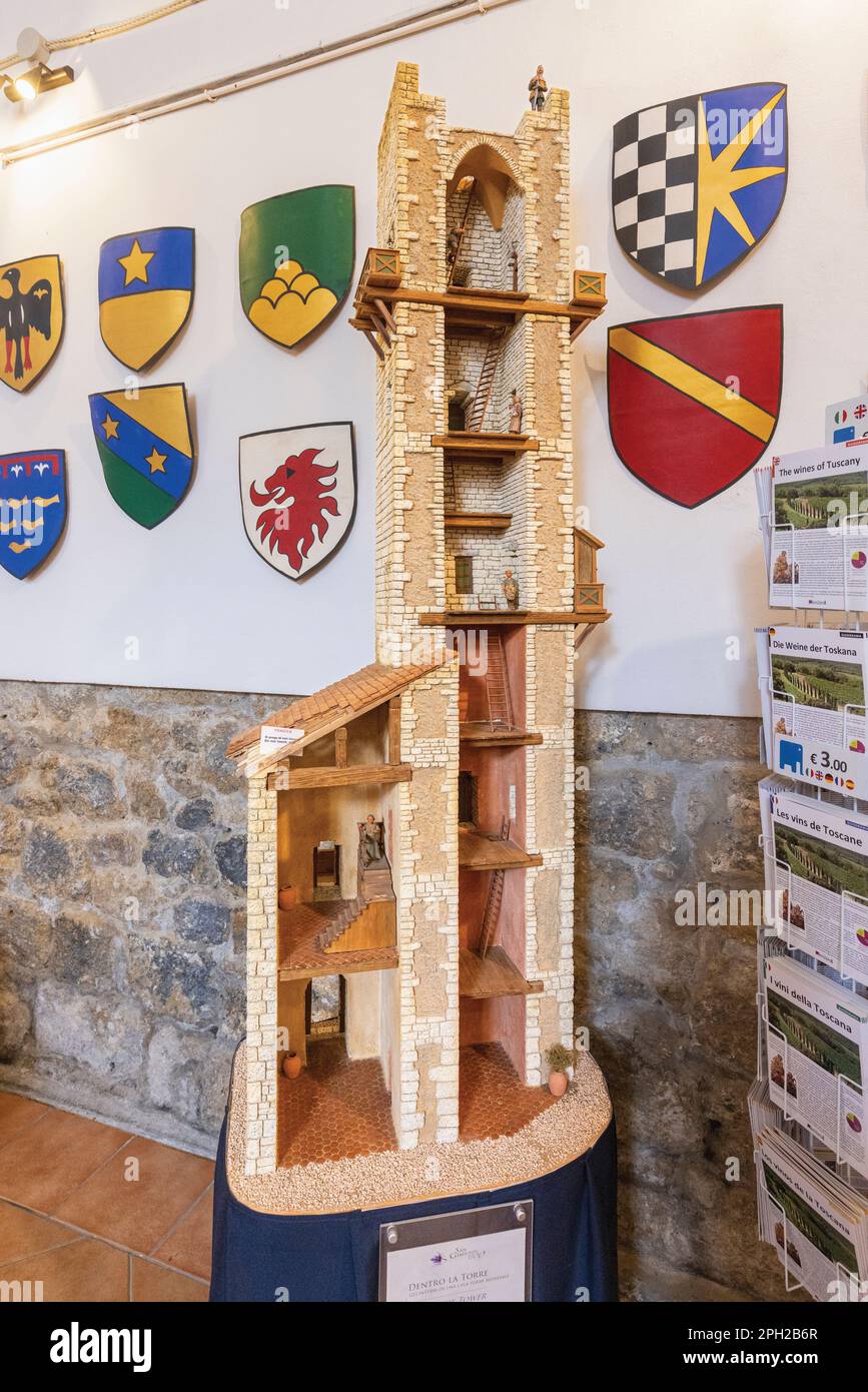 Spaccato di una torre a San Gimignano per mostrare la disposizione del suo interno come sarebbe stato nel 1300 circa. Il modello è realizzato in terracotta. San G Foto Stock