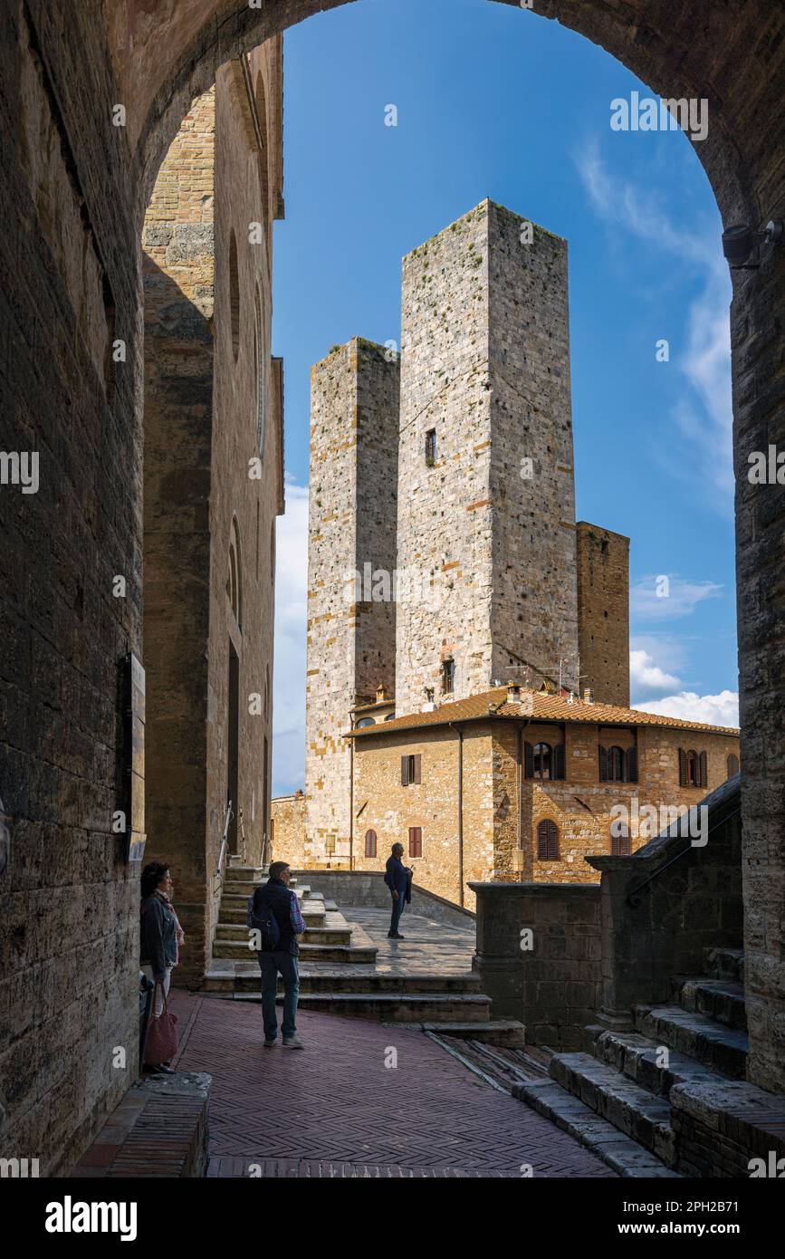 Piazza del Duomo, San Gimignano, Provincia di Siena, Toscana, Italia. San Gimignano è un sito patrimonio dell'umanità dell'UNESCO. Foto Stock