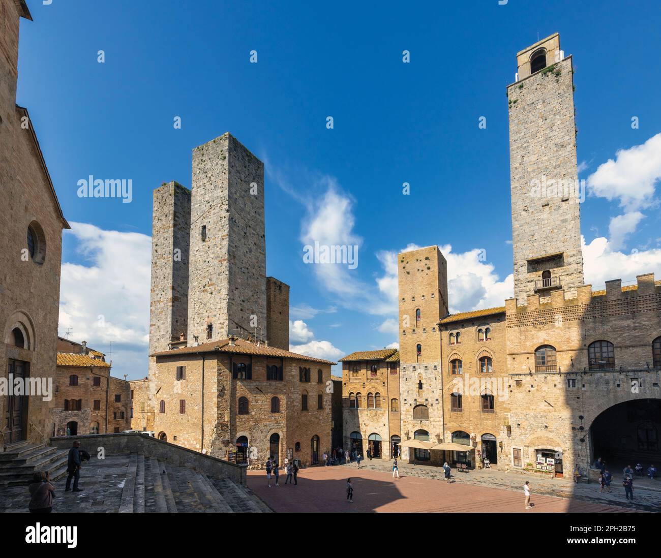 Piazza del Duomo, San Gimignano, Provincia di Siena, Toscana, Italia. San Gimignano è un sito patrimonio dell'umanità dell'UNESCO. Foto Stock