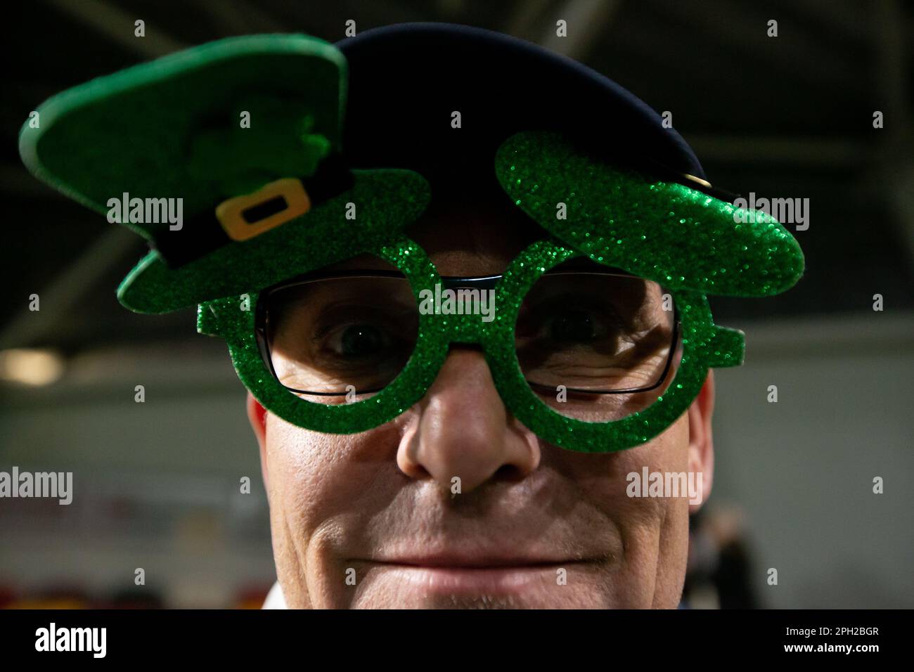 Brentford il sabato 25th marzo 2023. London Irish fan guarda la telecamera durante la partita Gallagher Premiership tra London Irish e Northampton Saints al GTECH Community Stadium di Brentford sabato 25th marzo 2023. (Foto: Federico Guerra Maranesi | NOTIZIE MI) Credit: NOTIZIE MI & Sport /Alamy Live News Foto Stock