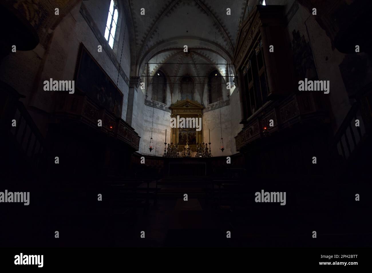 Presbiterio con pala d'altare nell'antica cupola di Brescia Foto Stock