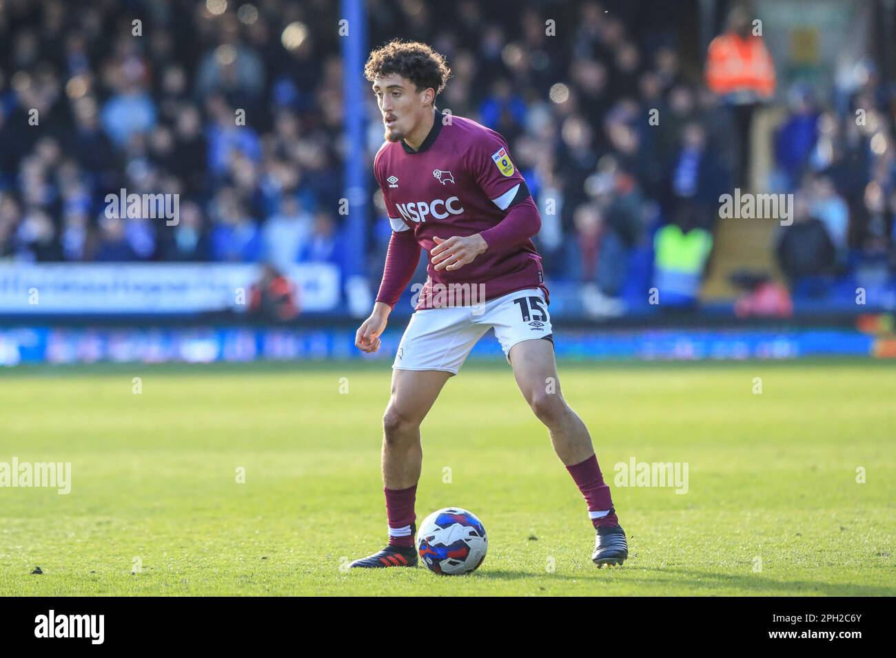 Peterborough, Regno Unito. 25th Mar, 2023. Haydon Roberts #15 di Derby County con la palla durante la partita Sky Bet League 1 Peterborough vs Derby County al Weston Homes Stadium, Peterborough, Regno Unito, 25th marzo 2023 (Photo by Alfie Cosgrove/News Images) a Peterborough, Regno Unito il 3/25/2023. (Foto di Alfie Cosgrove/News Images/Sipa USA) Credit: Sipa USA/Alamy Live News Foto Stock