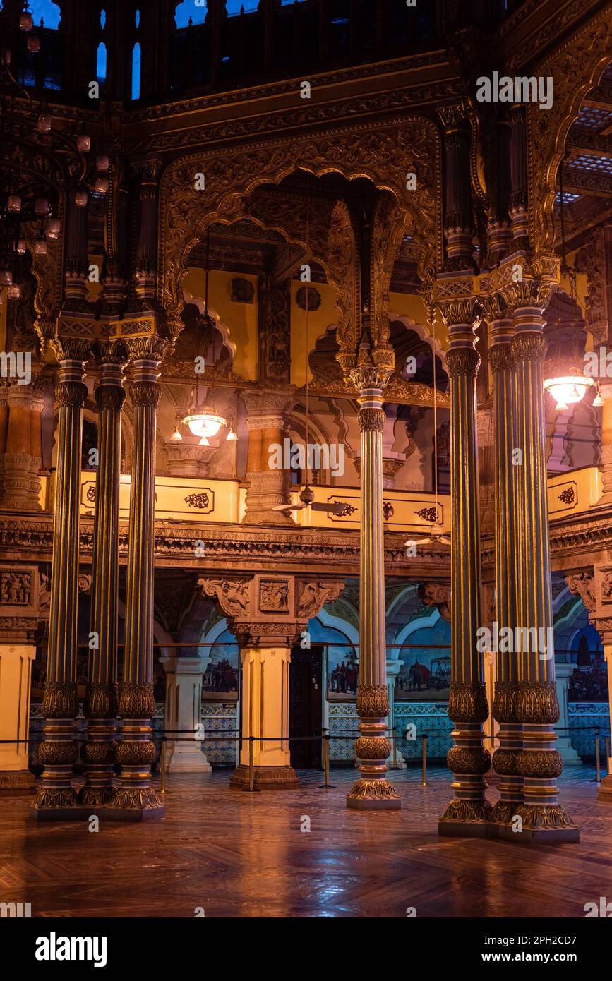 Mysore Palace Karnataka India Settembre 1 2022 turisti che visitano gli interni dello storico grande palazzo Mysore chiamato anche Amba Vilas palazzo Foto Stock