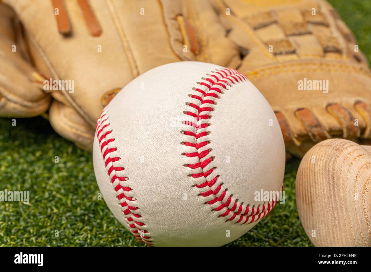 Baseball, guanto e pipistrello di legno. Concetto sportivo ricreativo, giovanile e professionale. Foto Stock