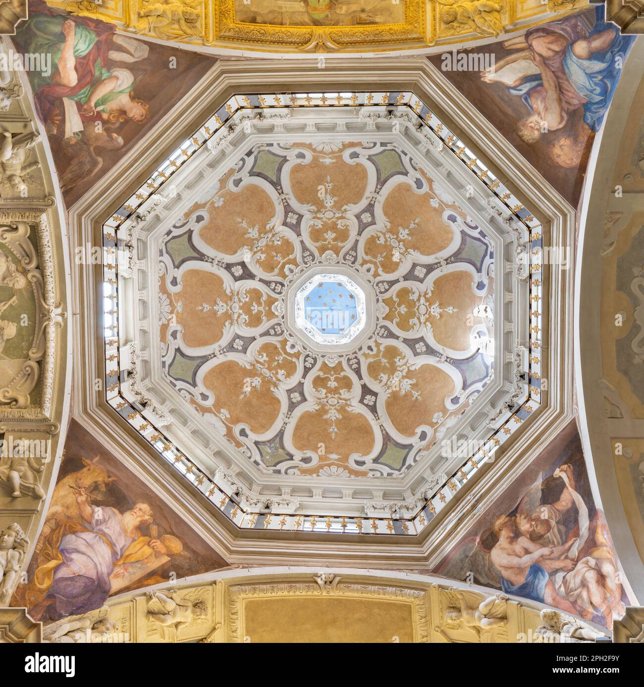 GENOVA, ITALIA - 7 MARZO 2023: La cupola della Chiesa di san Pietro in banchi con i quattro evangelisti di Paolo Gerolamo Piola (fine 17. cent.). Foto Stock