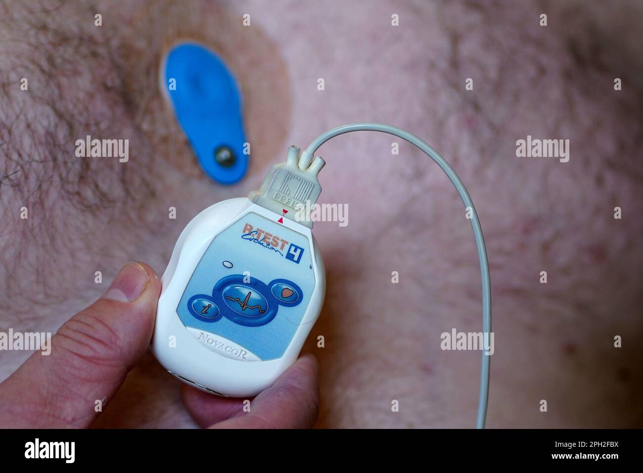Uomo bianco di mezza età che utilizza l'apparecchiatura di monitoraggio cardiaco Novacore R-Test 4 Evolution Foto Stock
