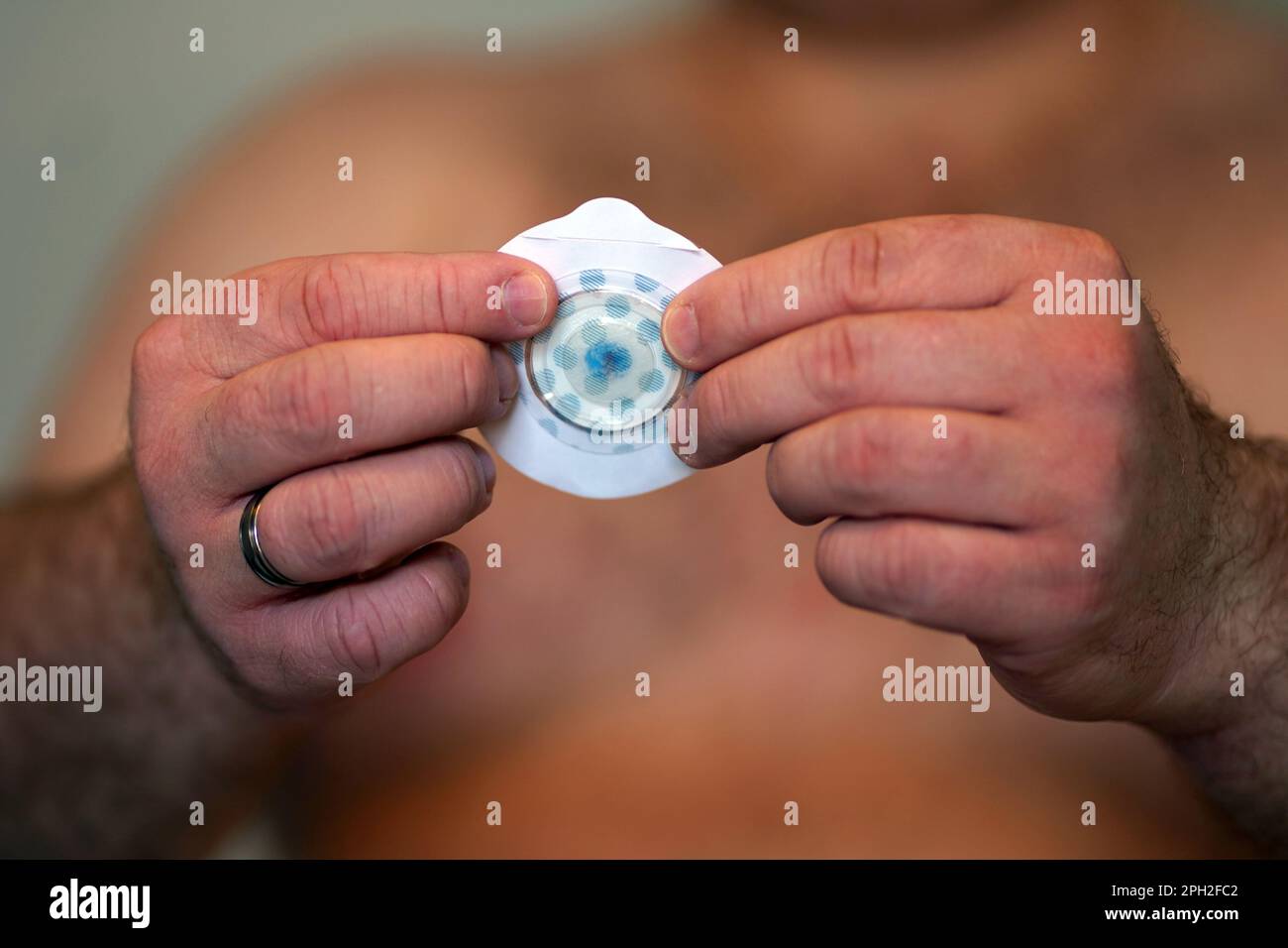Uomo bianco di mezza età che utilizza l'apparecchiatura di monitoraggio cardiaco Novacore R-Test 4 Evolution Foto Stock
