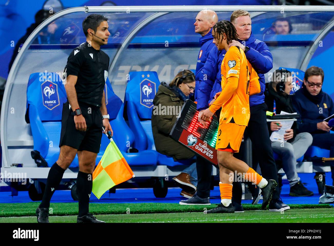 24-03-2023: Sport: Frankrijk vs Nederland PARIGI, PAESI BASSI - 24 MARZO: Coach nazionale Ronald Koeman (Paesi Bassi) e Xavi Simons (Paesi Bassi) dur Foto Stock