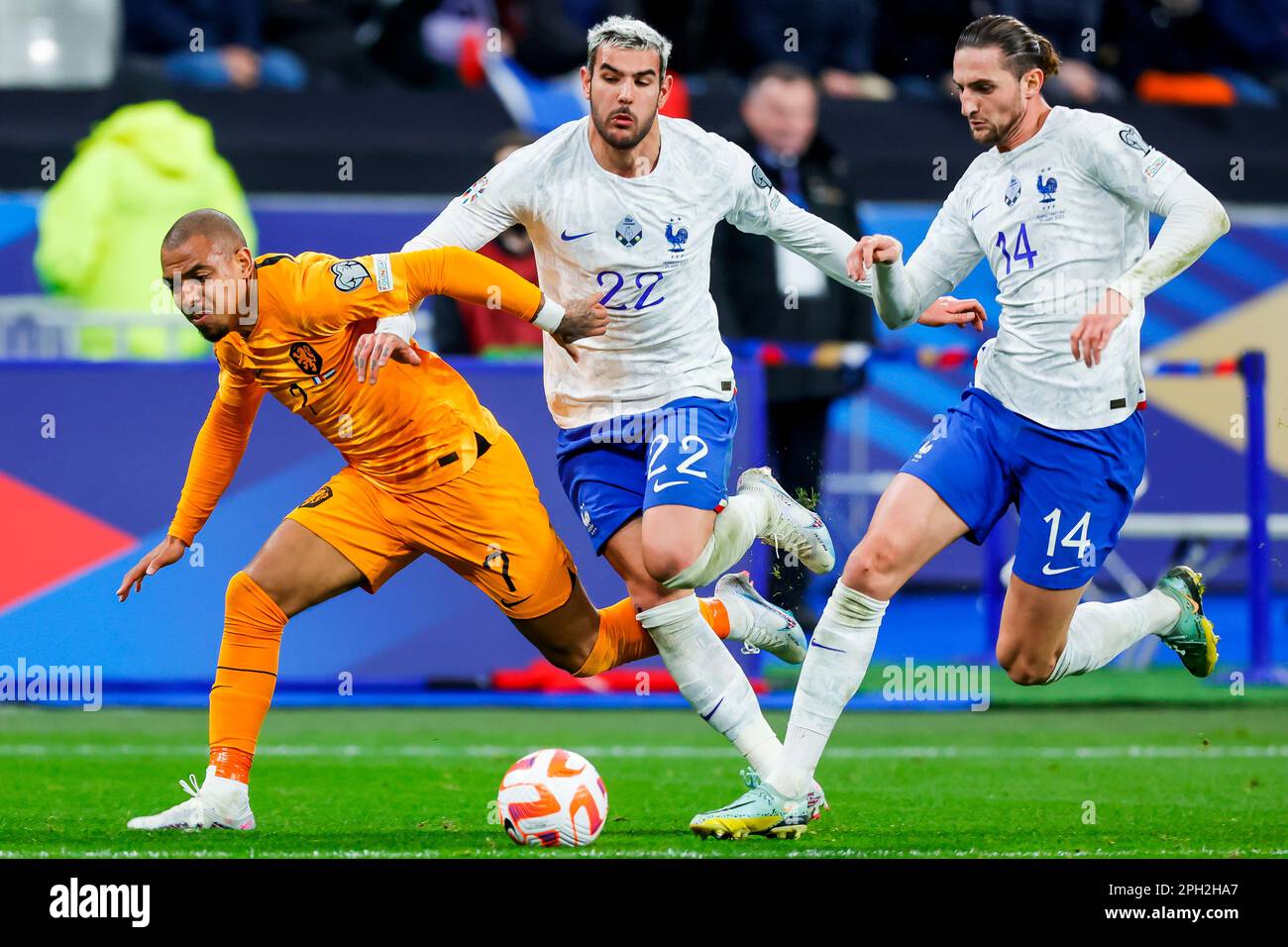 24-03-2023: Sport: Frankrijk vs Nederland PARIGI, PAESI BASSI - Marzo 24: Donyell Malen (Paesi Bassi) e Theo Hernandez (Francia) e Adrien Rabiot (F Foto Stock