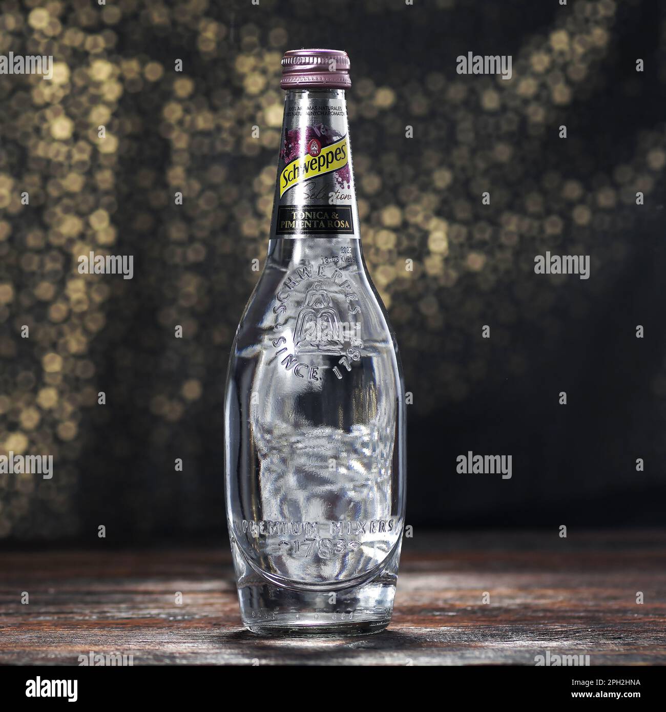 Koszalin, Polonia, 25 marzo 2023. Bottiglia di vetro Schweppes su sfondo astratto. Logo Schweppes. Foto di bottiglie con diversi sapori di Schwepp Foto Stock