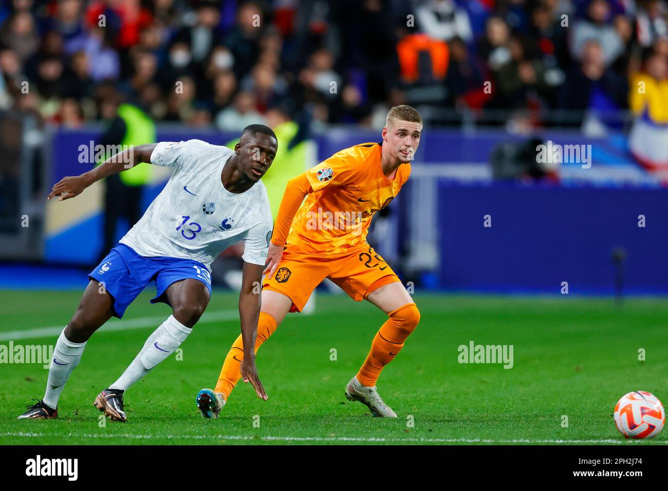 24-03-2023: Sport: Frankrijk vs Nederland PARIGI, PAESI BASSI - 24 MARZO: Ibrahima Konate (Francia) e Kenneth Taylor (Paesi Bassi) durante la partita e Foto Stock